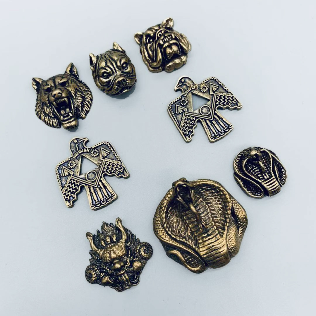Quality Men'S Accessories - Emblema de Metal 3D com Escultura